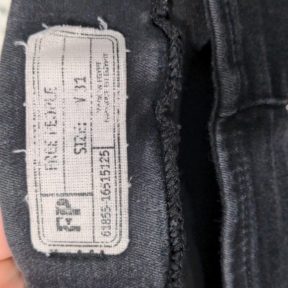 Free People Women's High Waisted Raw Hem Jeggings Size 31 Black Stretchy *Flaw* - Picture 7 of 8